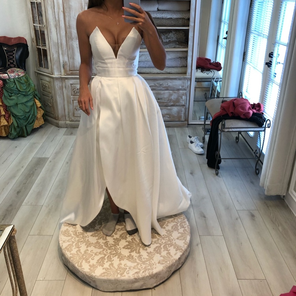 GORGEOUS WEDDING DRESS! Modern, simple, and sexy with a slit.